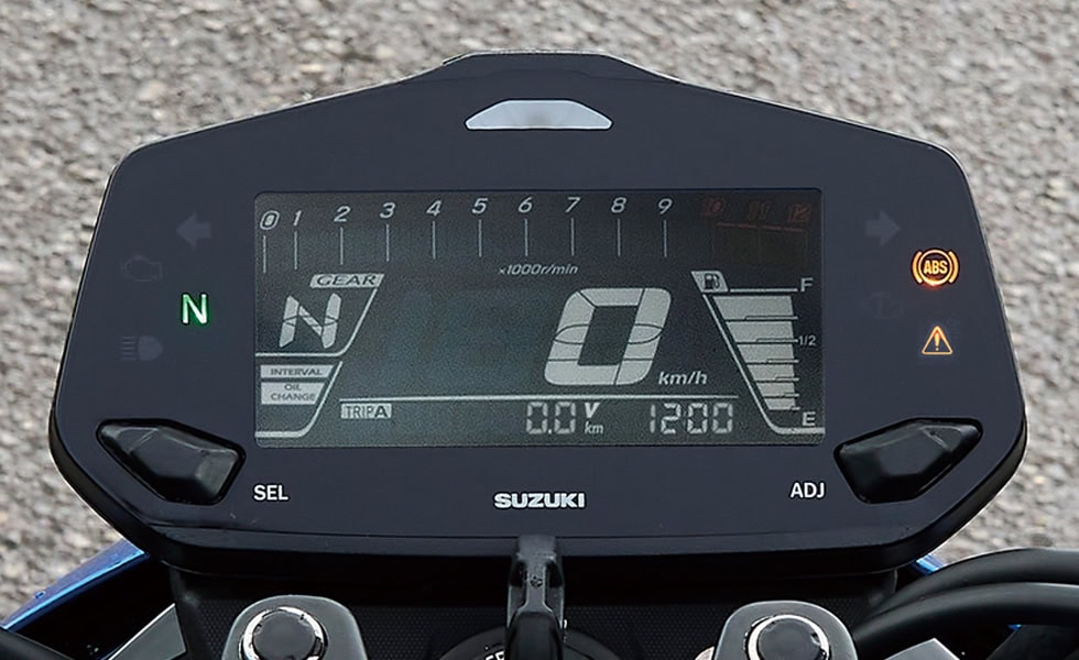 大型表示で視認性に優れる液晶モニターを採用