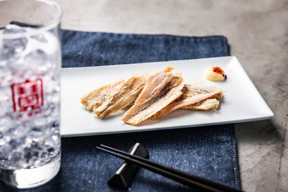 松井さんのアテのおすすめは、タラ科の小型魚「氷下魚（こまい）」を干して旨みを引き出した「むきこまい」