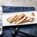 松井さんのアテのおすすめは、タラ科の小型魚「氷下魚（こまい）」を干して旨みを引き出した「むきこまい」