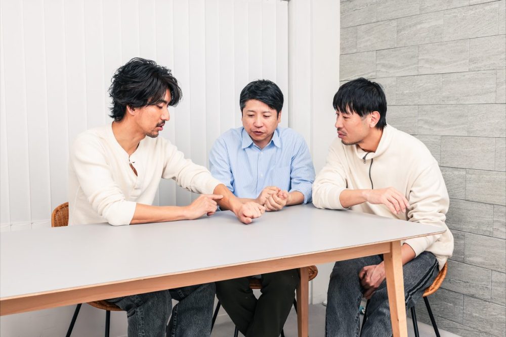 左から、モデル・男性美容家の幸太さん、ライターの横山博之さん、スタイリストの栃木雅広さん