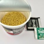 エースコック スーパーカップ スパイシーソース焼そば／麺ほぐし香味油と粉末ソースというシンプルな構成。今回の特徴として「超やみつきペッパー」が味の決め手です