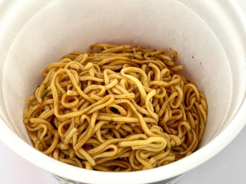 エースコック スーパーカップ スパイシーソース焼そば／ウスターソースをベースにしつつ、エスビー食品監修の「超やみつきペッパー」が主役