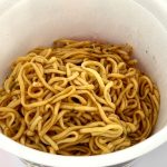 エースコック スーパーカップ スパイシーソース焼そば／ウスターソースをベースにしつつ、エスビー食品監修の「超やみつきペッパー」が主役