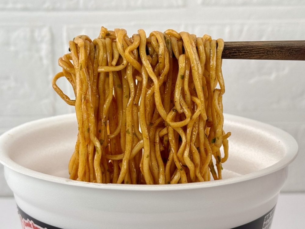 エースコック スーパーカップ スパイシーソース焼そば／スーパーカップは麺の進化がすばらしいんです。ガシガシとした力強い食感が、スパイシーな味付けに負けない存在感を放ちます