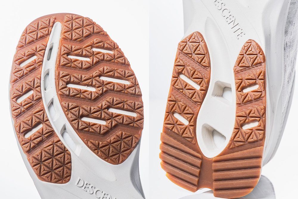 前足部に4つ、後足部に2つの大きなホールを設置