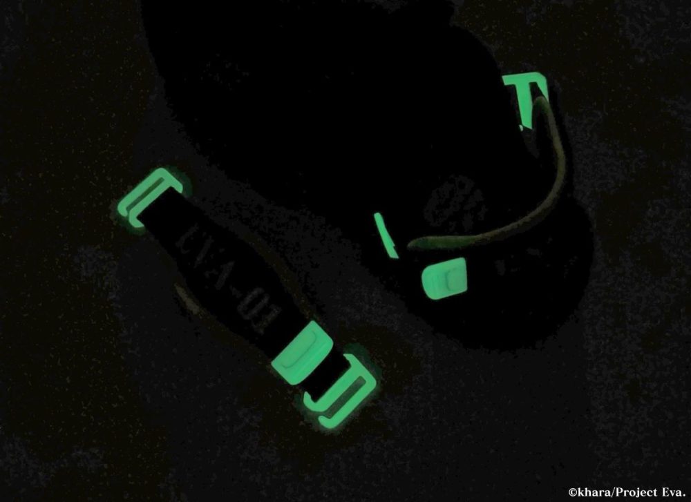 テープエンドパーツと金具フックには蓄光素材を採用