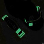 テープエンドパーツと金具フックには蓄光素材を採用