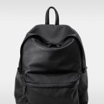 objcts.io「エッセンシャル レザーデイパック ミディアム」￥68,200／W34×H40×D16㎝／約21ℓ／約725ｇ／13インチのMacBook Pro収納サイズ