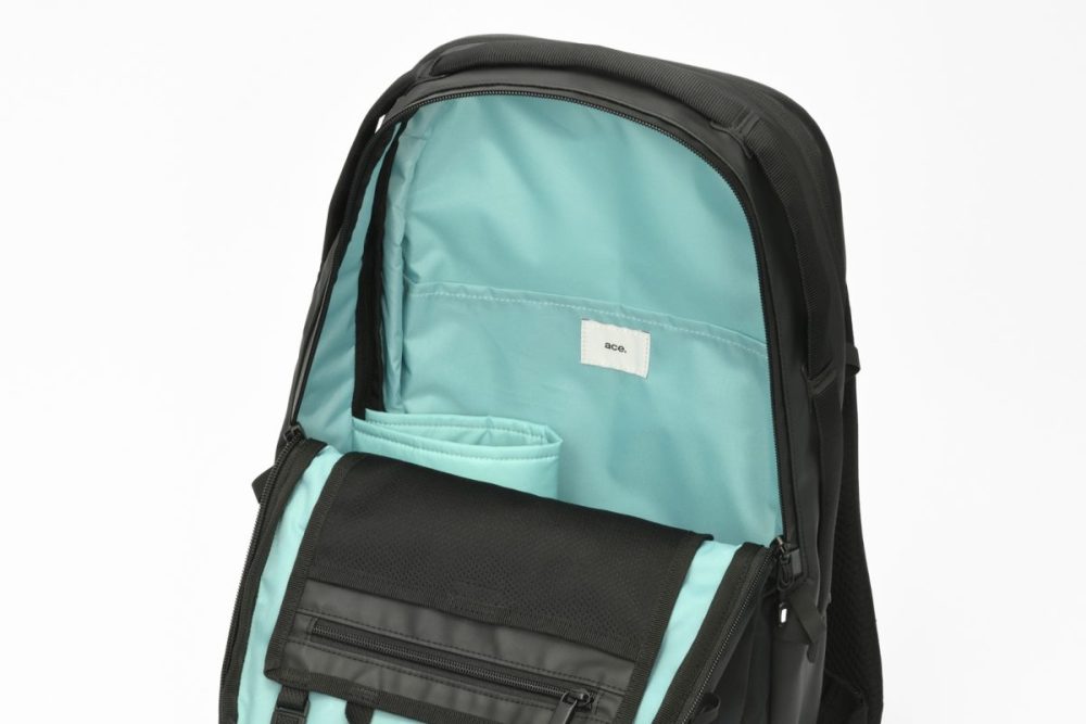 薄暗い場所でも中が見やすい、視認性に優れた明るいブルーカラーの内装生地