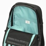 薄暗い場所でも中が見やすい、視認性に優れた明るいブルーカラーの内装生地