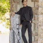 ジャケット(85203-01)¥46,200/ニット(85196-01)¥35,200/パンツ(85204-01)¥35,200/ベルト(85321-01)¥14,300/キャディバッグ(85231-09)¥95,700