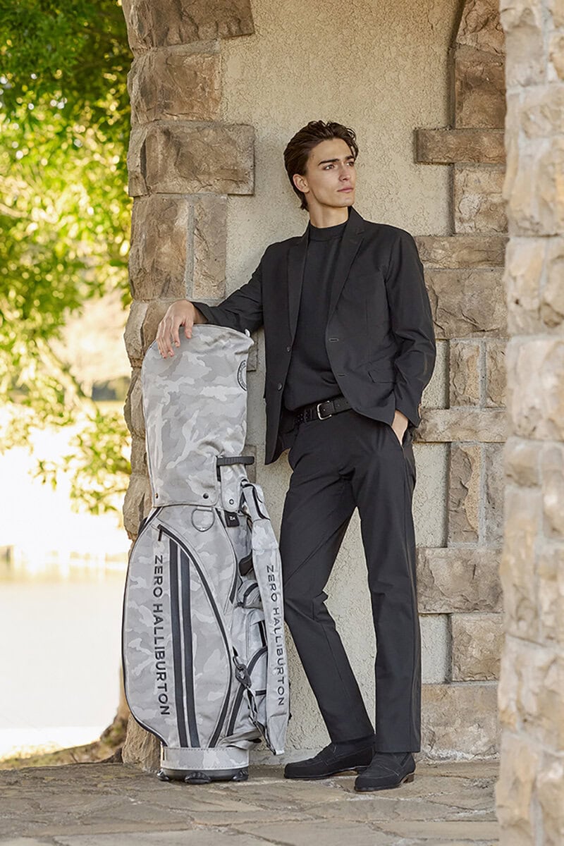 ジャケット(85203-01)¥46,200/ニット(85196-01)¥35,200/パンツ(85204-01)¥35,200/ベルト(85321-01)¥14,300/キャディバッグ(85231-09)¥95,700