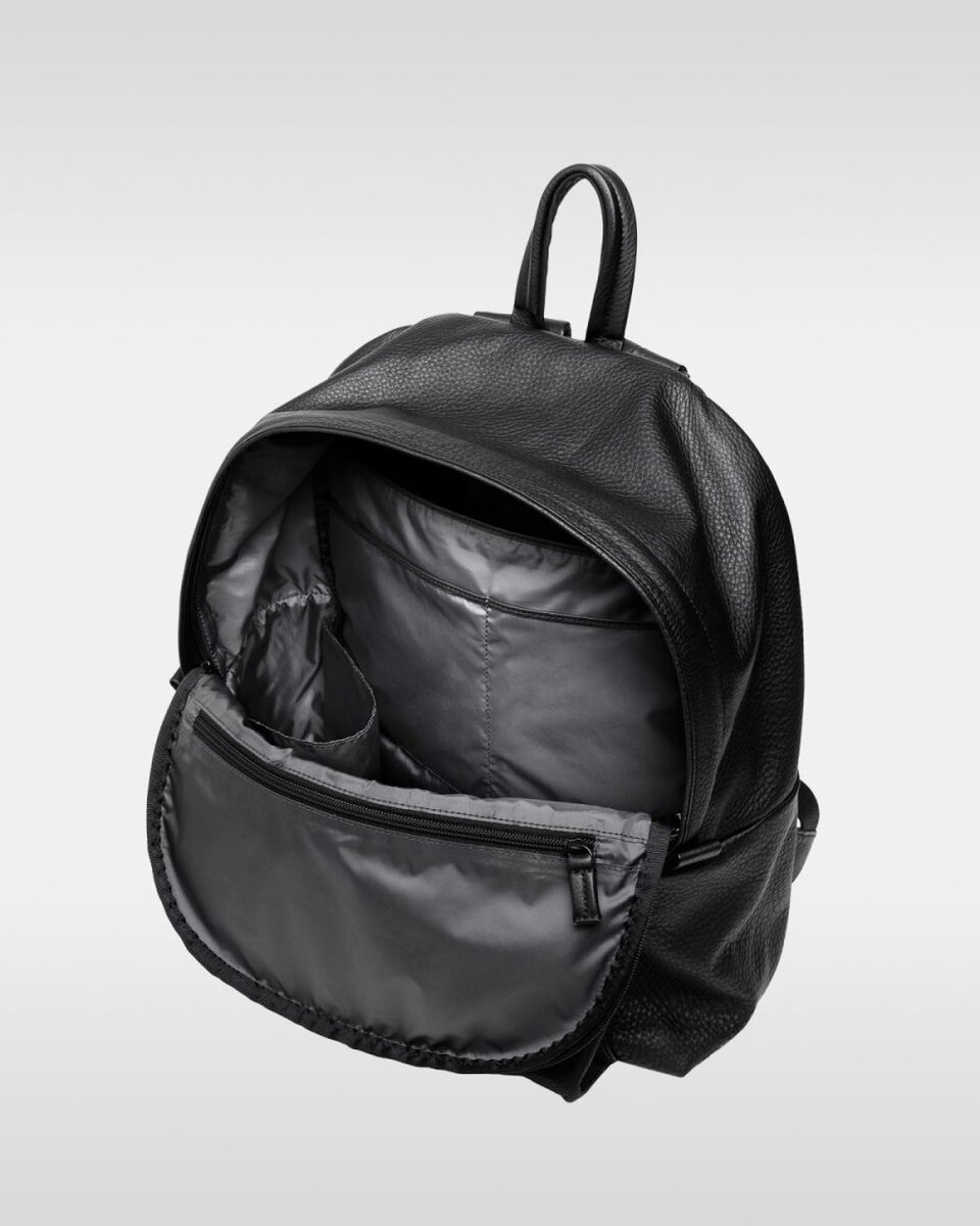 バッグ内部には、Mサイズで13インチまでのPCを収納できるクッション付きポケットを搭載