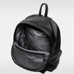 バッグ内部には、Mサイズで13インチまでのPCを収納できるクッション付きポケットを搭載