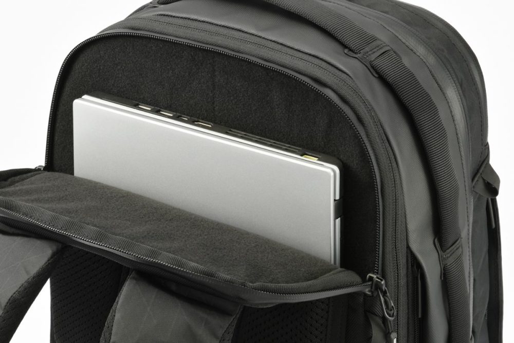 背胴側に独立した「PC収納部」付き。内装に柔らかなパイル生地を使用