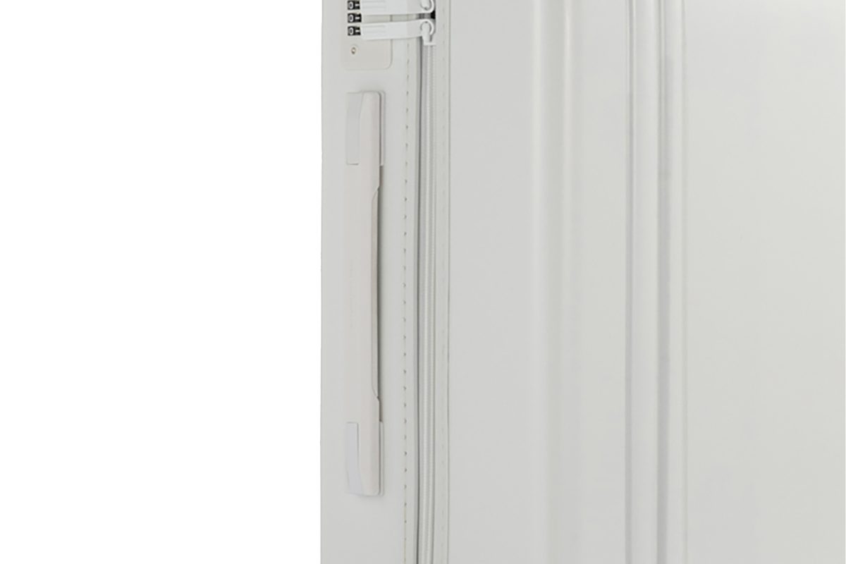 外部からの衝撃を受けにくく、軽量化に寄与したフラットなハンドル