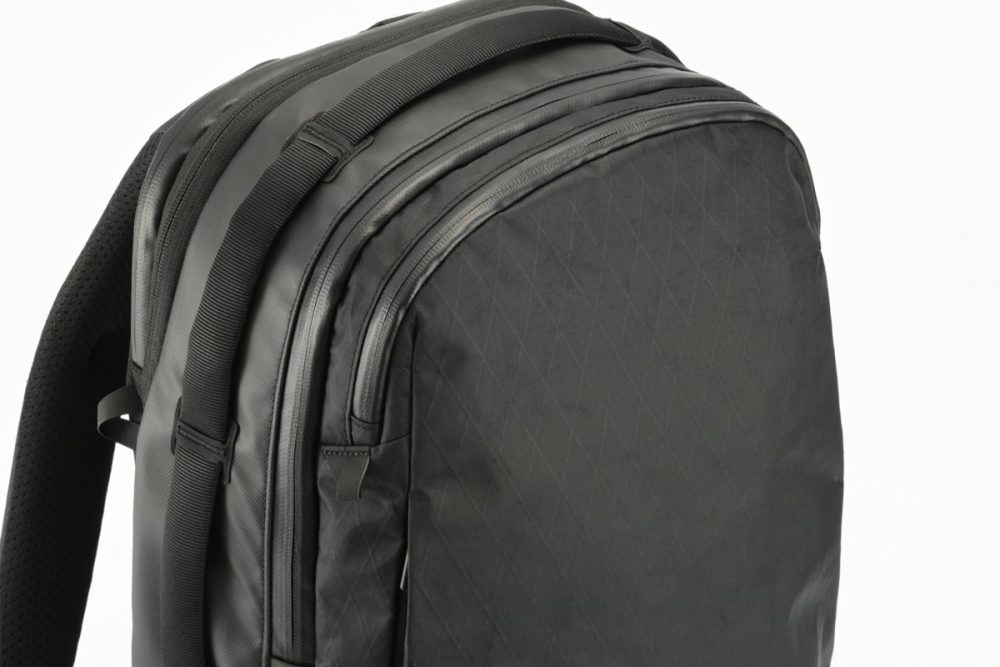 天面と左右側面、バッグをコの字型に囲むような計5箇所の「ハンドル」デザイン