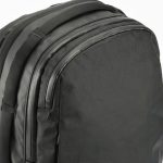 天面と左右側面、バッグをコの字型に囲むような計5箇所の「ハンドル」デザイン