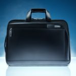 2014年｜EVL-2.5 タブレット端末の普及により電子機器の携行が一般化。衝撃吸収材「αGEL」をビジネスバッグに初搭載し、落下時にPCにかかる衝撃を緩和