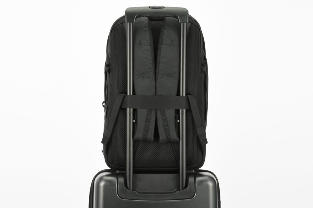 スーツケースのプルドライブハンドルに固定して持ち運べる「セットアップベルト」付き