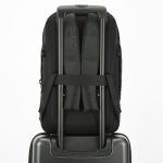 スーツケースのプルドライブハンドルに固定して持ち運べる「セットアップベルト」付き