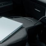 走行中でもパソコンなどの充電が可能だ