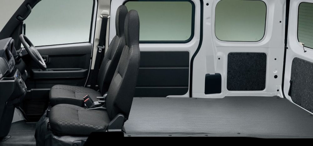 荷物が傷つきにくく出し入れのしやすいフラットな空間を実現(写真は2シーター)