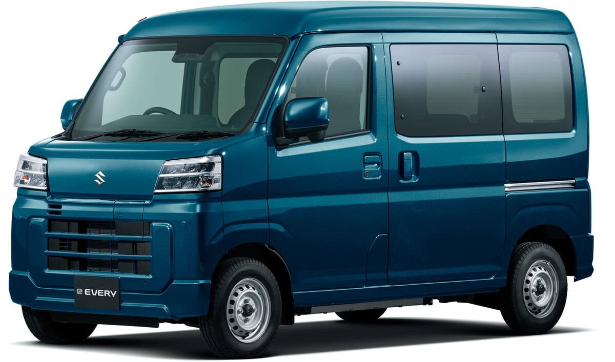 4シーターはレーザーブルークリスタルシャイン／ホワイトB／ブライトシルバーメタリックの3色を用意