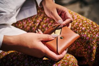 【本革ウォレットが4000円台】財布の常識が変わる！手ぶら派必見「スレッド」の新作2選をスタイリストが徹底解説