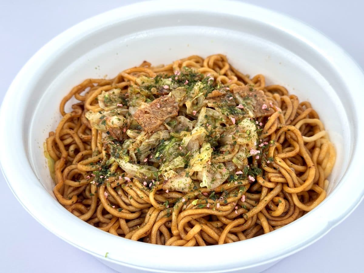 【第1位】日清焼そばU.F.O.エクストリーム（日清食品）／特に注目したいのがソース。濃さをアップしただけでなくツブツブ食感のガーリックを加えた「もっとぶっ濃い濃厚つぶつぶソース」に進化