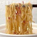 日清食品 日清焼そばU.F.O. ぶっ濃い男梅焼そば／噛むごとに梅の酸っぱさと香りが口の中にいつまでも続きます