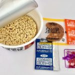 【第2位】九州とんこつ味焼豚まぜそば(サンポー食品)/豚骨の「クサうま」を体現できるカップ麺として知られている焼豚ラーメンですが、まさにその旨みの強い豚骨を一滴残らずいただける汁なしまぜそば