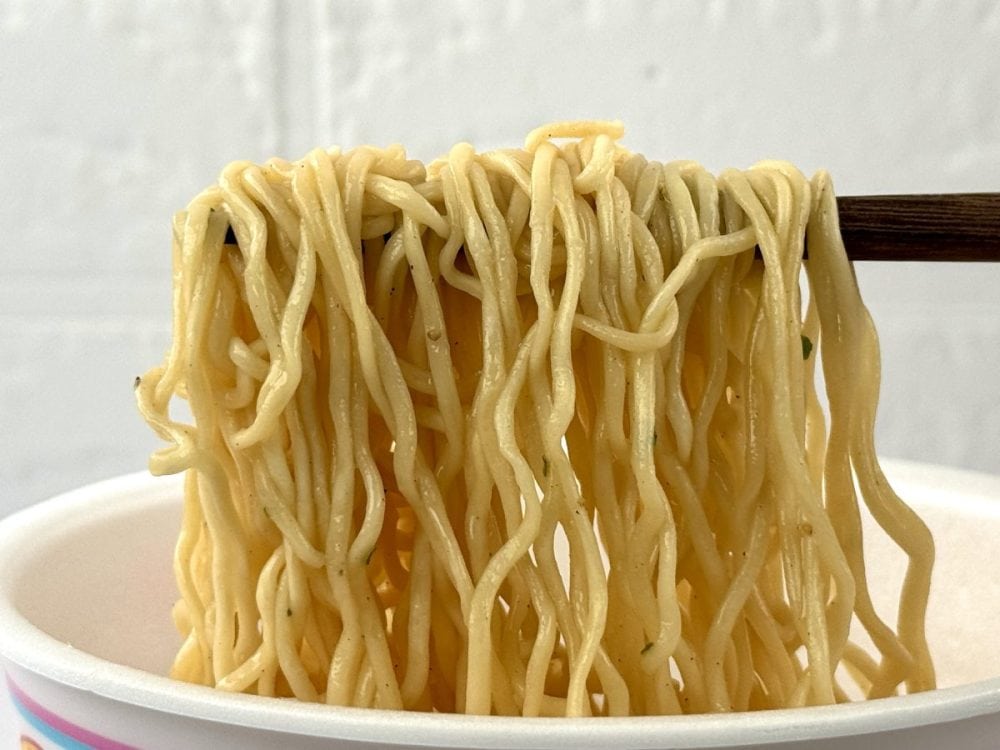 【第2位】九州とんこつ味焼豚まぜそば(サンポー食品)/麺は湯切り専用に開発された中細フライ麺。麺に絡みつく濃厚豚骨ダレに粗挽きとパウダー状の2種類のブラックペッパーを加えることでキレと香りをプラス