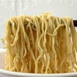 【第2位】九州とんこつ味焼豚まぜそば(サンポー食品)/麺は湯切り専用に開発された中細フライ麺。麺に絡みつく濃厚豚骨ダレに粗挽きとパウダー状の2種類のブラックペッパーを加えることでキレと香りをプラス