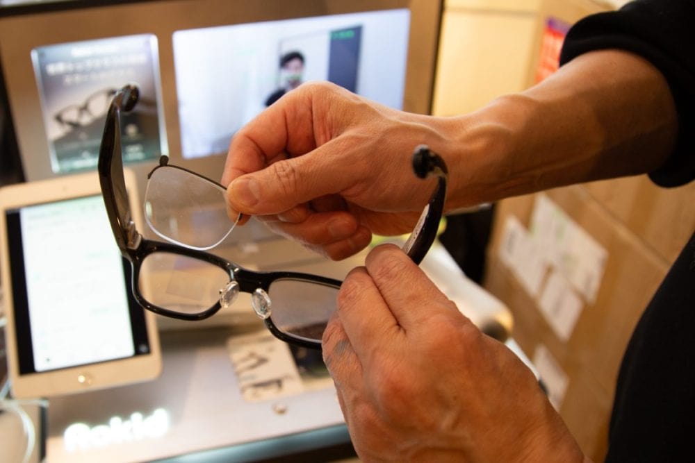 メガネユーザーでも「Rokid スマートAIグラス」をそのまま使えるように、オプションで超薄型レンズを内側に装着できる専用設計