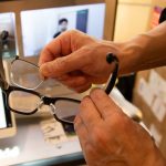 メガネユーザーでも「Rokid スマートAIグラス」をそのまま使えるように、オプションで超薄型レンズを内側に装着できる専用設計