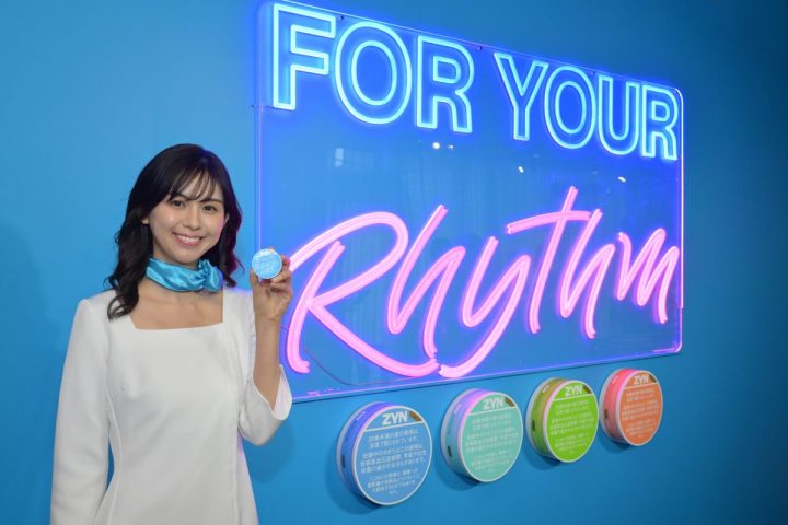 【煙ゼロ】ハンズフリーで楽しめる話題のオーラルたばこパウチ「ZYNbyIQOS」が都内で販売拡大!挟むだけで約30分リフレッシュ