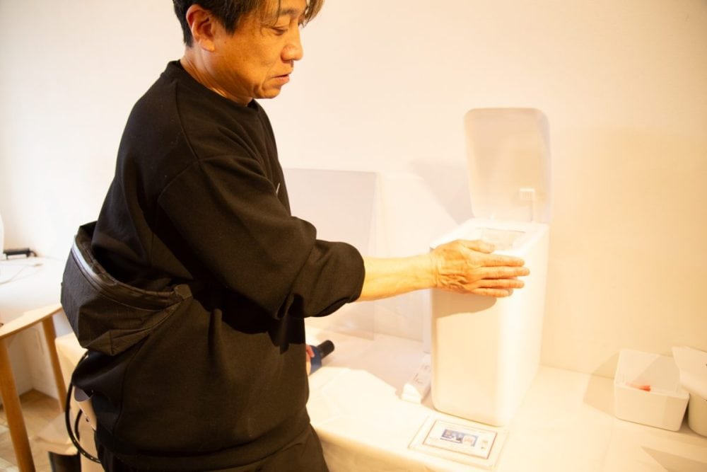 筆者は「THE PERFECT BOX 2.0」に出会うまで、それほどゴミ箱にこだわりはなく、もう25年以上前に購入したゴミ箱で十分満足していました