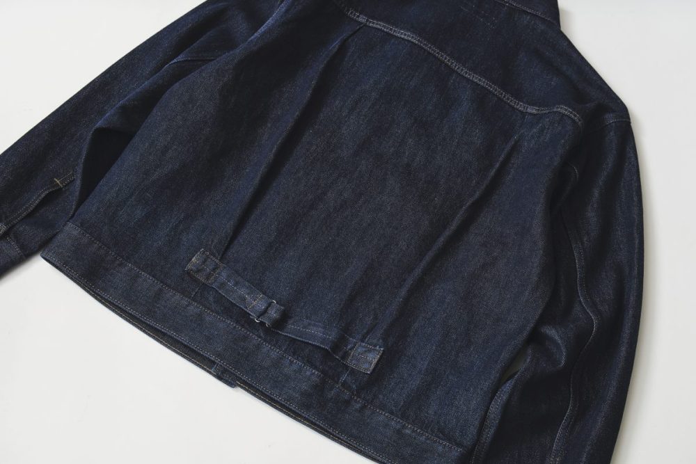 背面にはシンチバックベルト