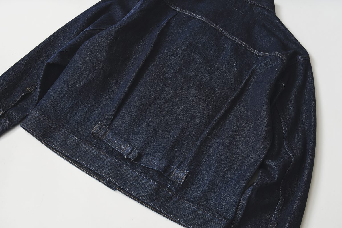 背面にはシンチバックベルト