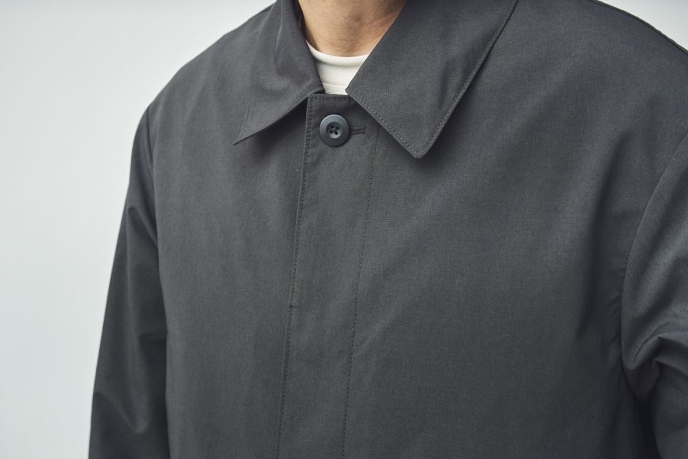 均整の取れた襟元やスッと収まる胸元