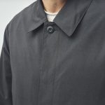 均整の取れた襟元やスッと収まる胸元