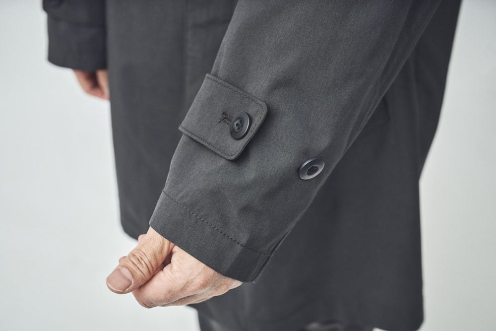 袖口を調節するベルトも装備