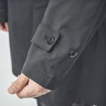 袖口を調節するベルトも装備