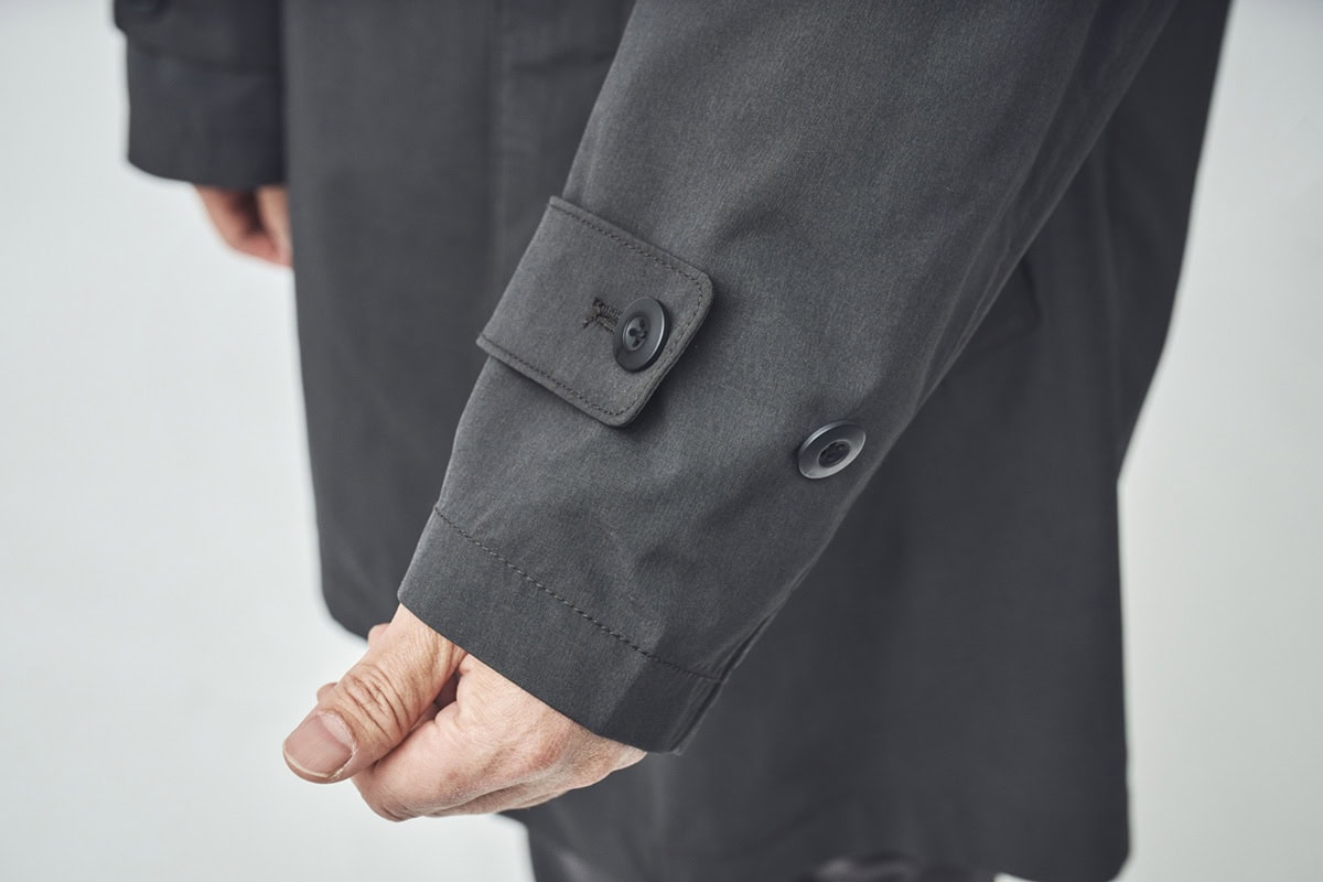 袖口を調節するベルトも装備