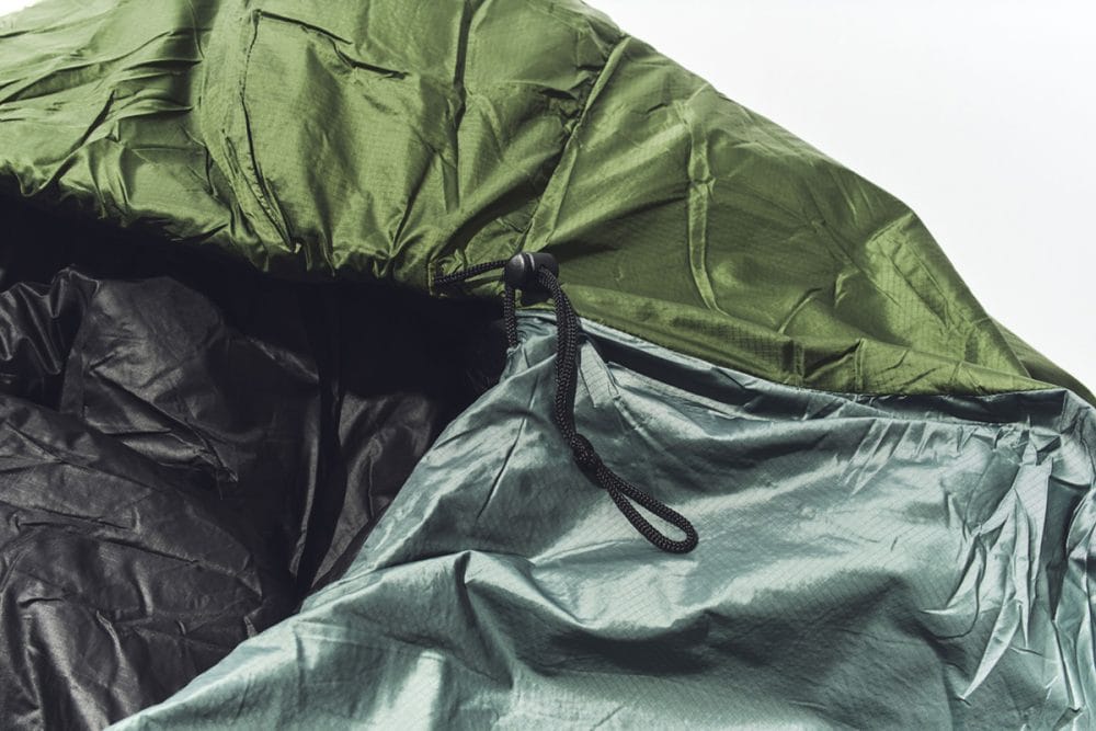 ファスナー裏にドラフトチューブを配置