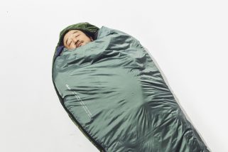 【1万円台でナンガの寝袋が!?】初の化繊モデル「ZZZ BAG 10」のフカフカ感に驚愕！初心者にもおすすめしたいコスパ最高の1枚／No.1モノ雑誌編集長のお墨付き『コレ買いです』Vol.159