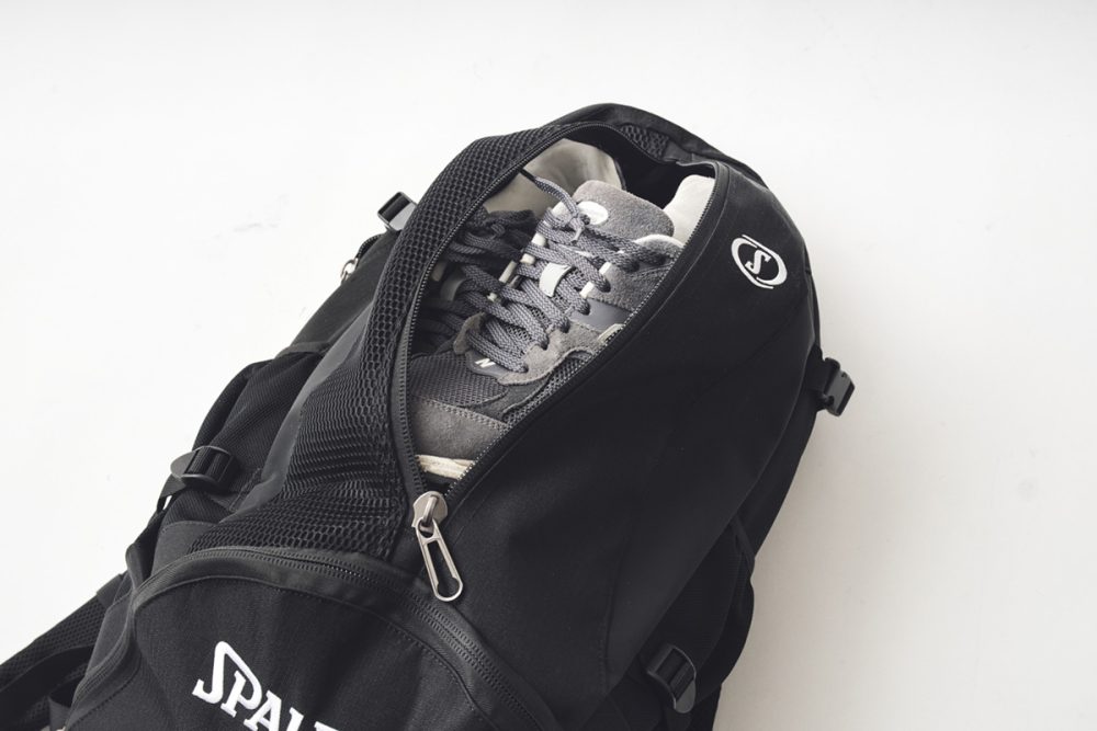 センターファスナー式のフロントポケット