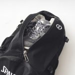 センターファスナー式のフロントポケット