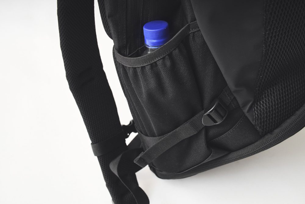 両サイドにオープンポケットを配置